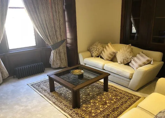 Beautiful 4-Bed Villa In Glasgow